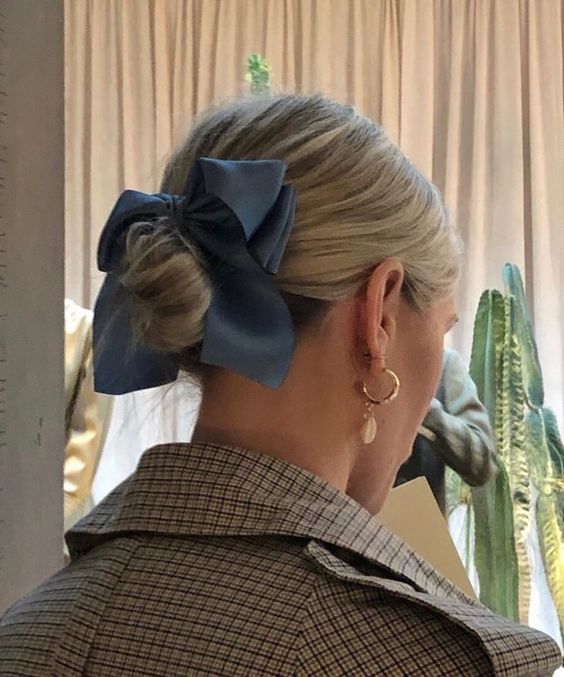 Hairstyle with a bun and bow