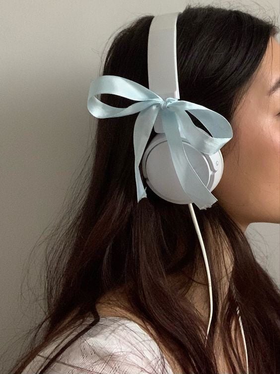 Headphones with a ribbon