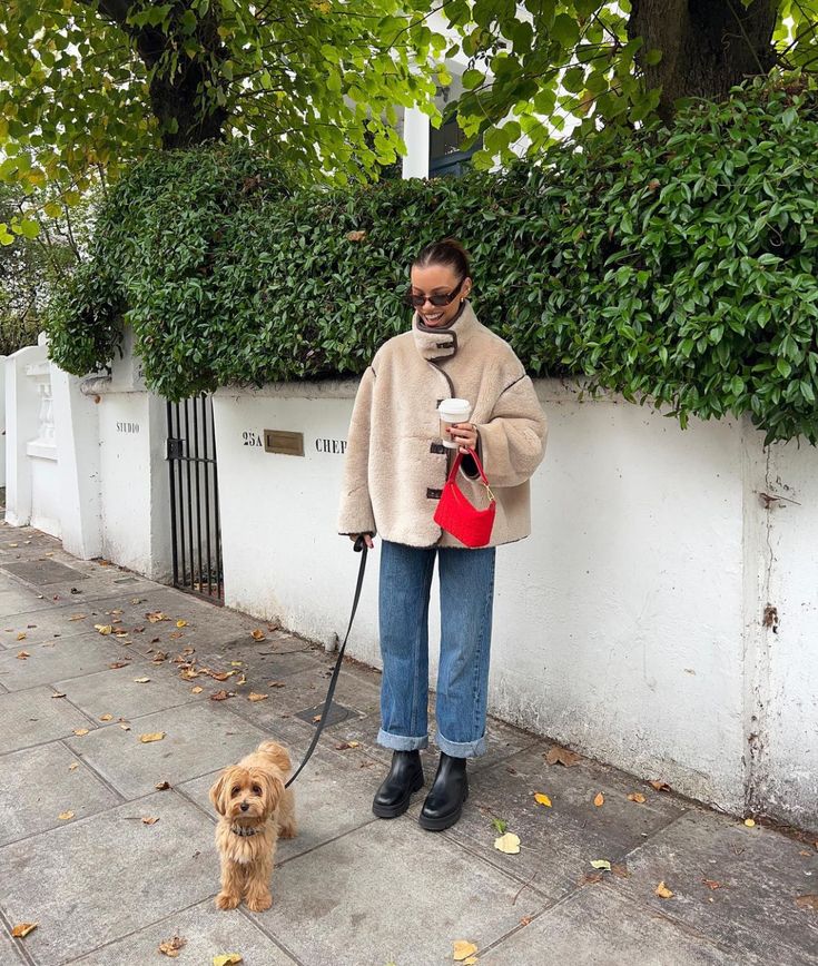 Casual look with cuffed jeans