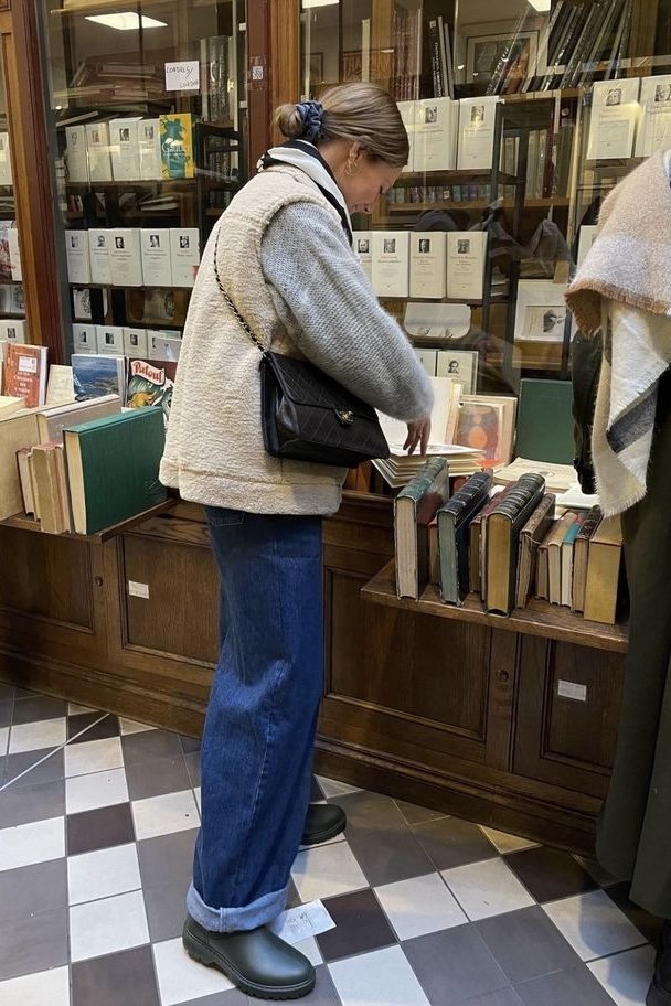 Outfit with blue cuffed jeans