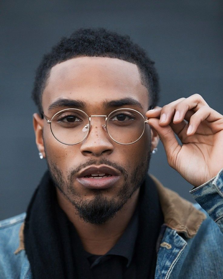 Men's Glasses: Enhancing Your Features with the Right Frame 12 Conseils pratiques pour un choix elegant et confortable Lunettes de vue homme sublimer ses traits avec la bonne monture Modalova