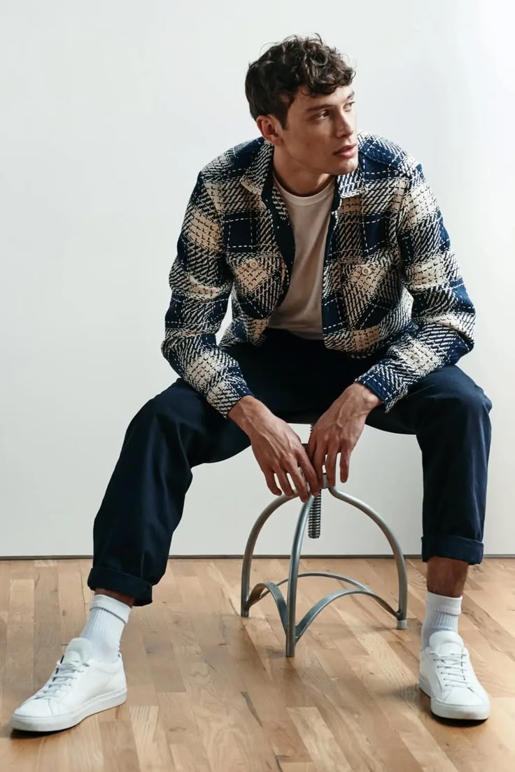 Men's Fashion 2025: The Reimagined Retro Heritage 4 Le streetwear retro quand les annees 90 et 2000 dictent la tendance Mode masculine 2025 lheritage du retro revisite Modalova