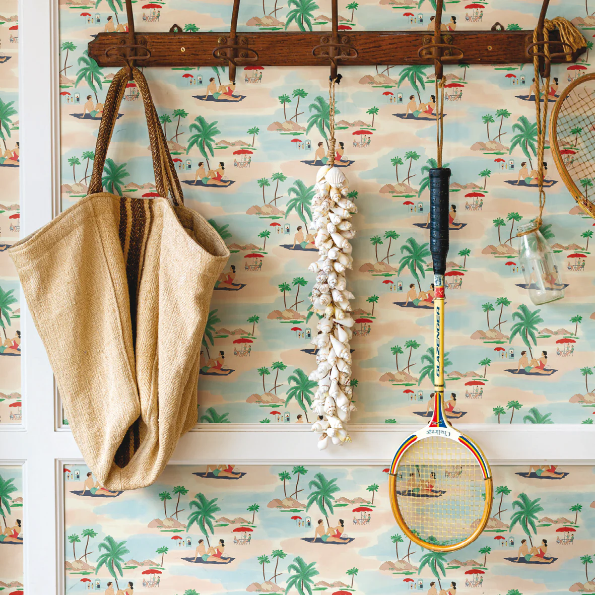 Wallpaper for Kids: A New Décor Trend? 10 tom inspiration papier peint deco murale intisse personnalisable enfant plage chemise hawaienne graphique conversation retro hawai iles bleu vert beige