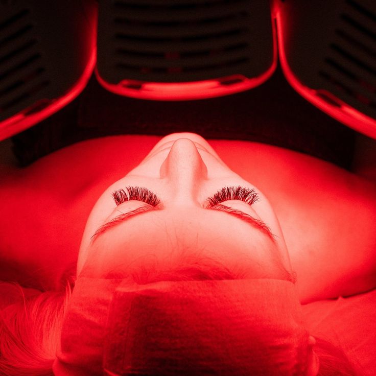 Skinbooster, LED, radiofrequency: the star treatments of 2025 for transformed skin 6 LED la lumiere therapeutique au service du grain de peau Skinbooster LED radiofrequence les soins stars de 2025 pour une peau transformee Modalova
