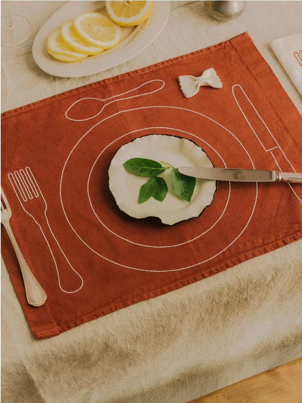 Set de table brodé Sarah Espeute Les Créatrices en Rouje