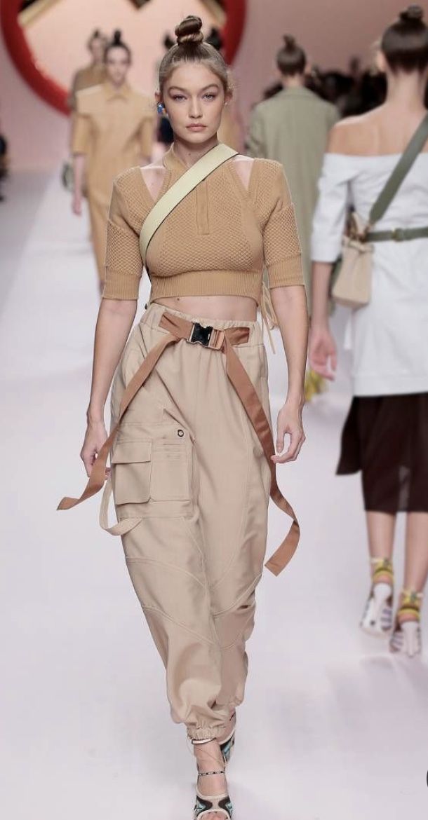 Les podiums semparent du cargo Cargo couture la renaissance dune icone utilitaire Modalova