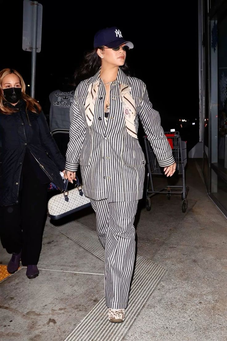 These Women Who Embody the Archetypes of Contemporary Style 10 La rebelle urbaine une silhouette entre tensions Ces femmes qui incarnent les archetypes du style contemporain Modalova