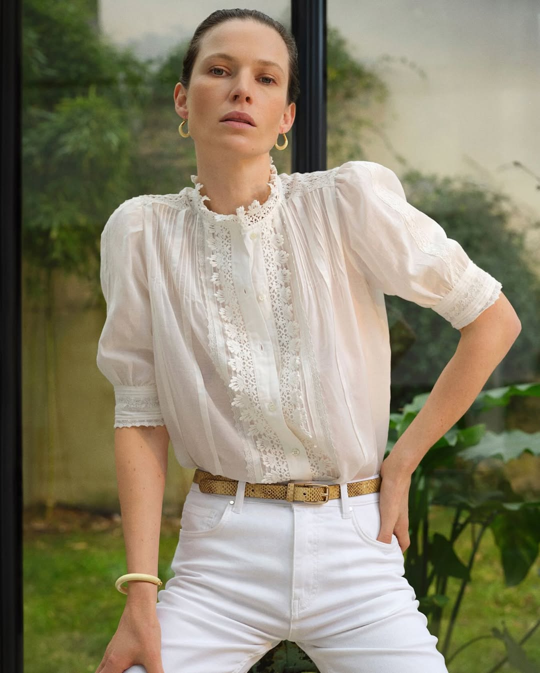 The Effortless Elegance of a Cult Blouse 6 Lintelligence du detail Lelegance effortless dune blouse culte Modalova