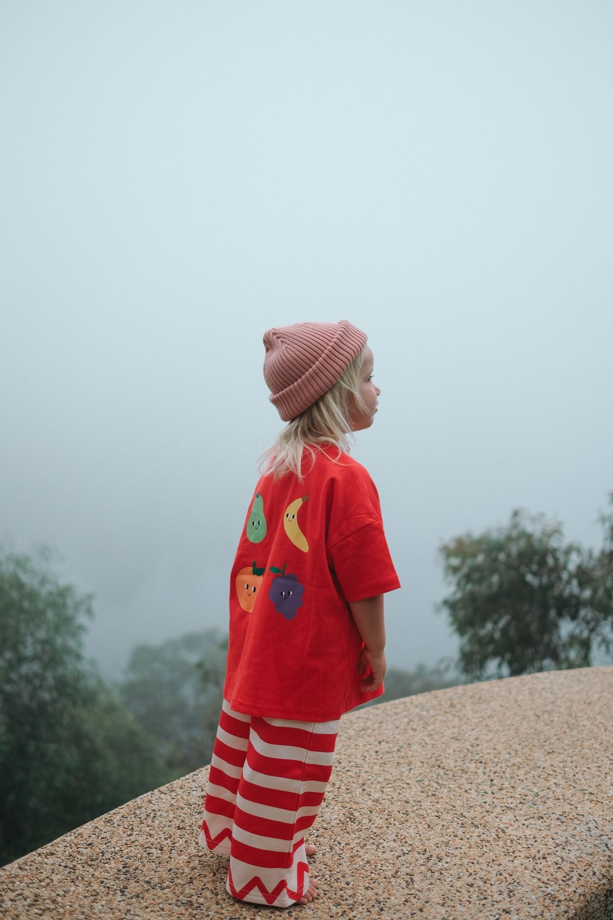 Oversized, raw materials, earth palette: the keys to children's style 2025 6 playful look kids