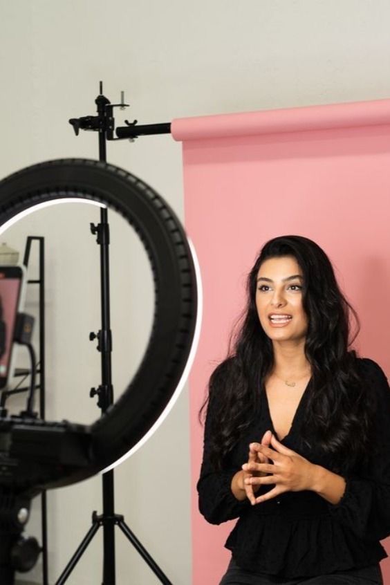 The new codes of on-screen elegance 4 Psychology of dress style as behavior The new codes of on screen elegance Modalova