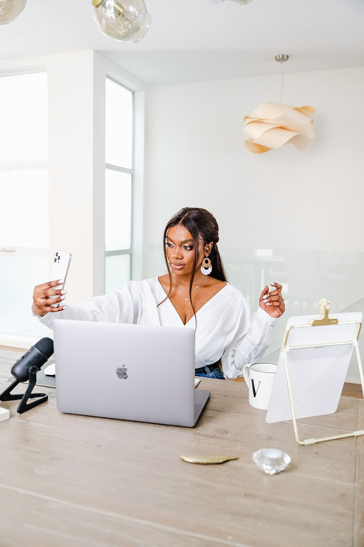 The new codes of on-screen elegance 2 The screen as social mirror The new codes of on screen elegance Modalova