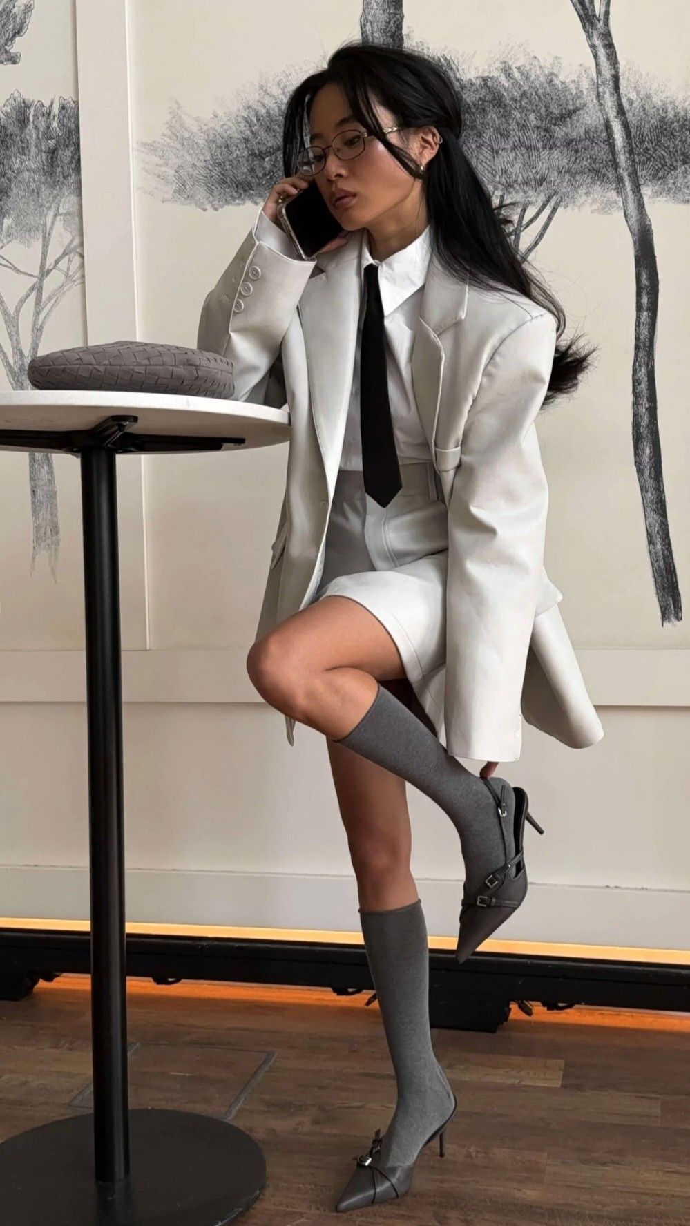 The Art of Mix & Match: Between Heritage and Avant-Garde 10 Une certaine idee du chic contemporain Lart du mix match entre heritage et avant garde Modalova 1