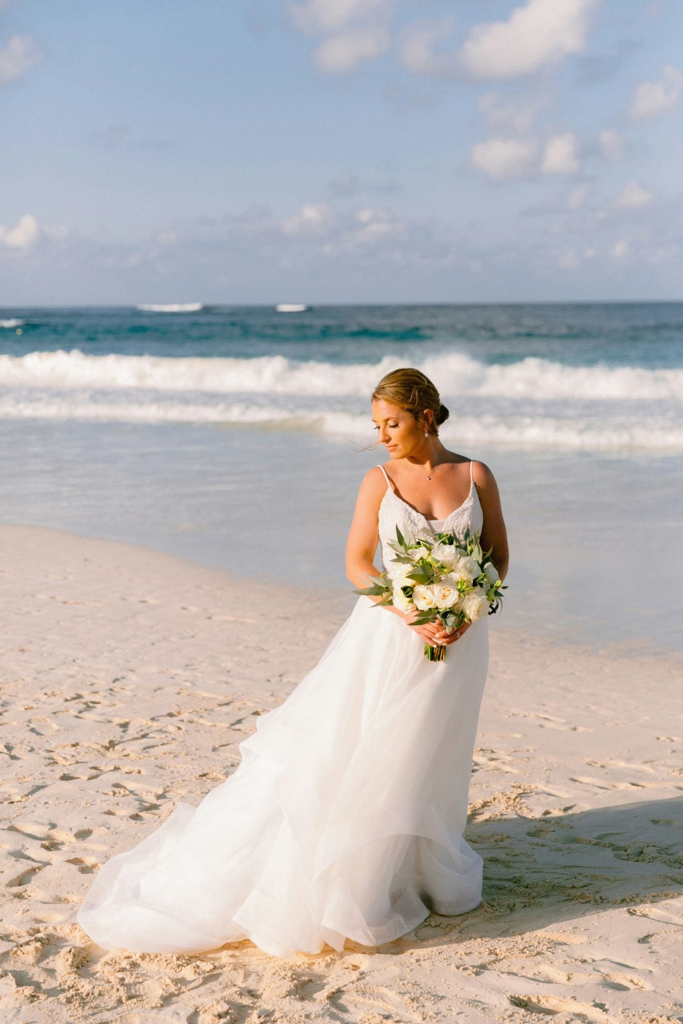 When the Venue Becomes the Muse of the Wedding Dress 2 Silhouettes legeres pour les mariages face au rythme des vagues Quand le lieu devient muse de la robe nuptiale Modalova