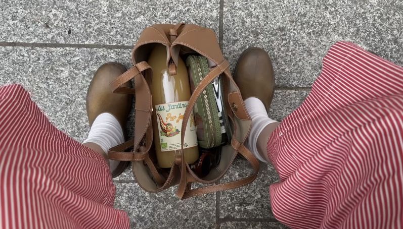 Garden Clogs: The Trend That Conquered the City? 2 Trendy garden clogs casual look