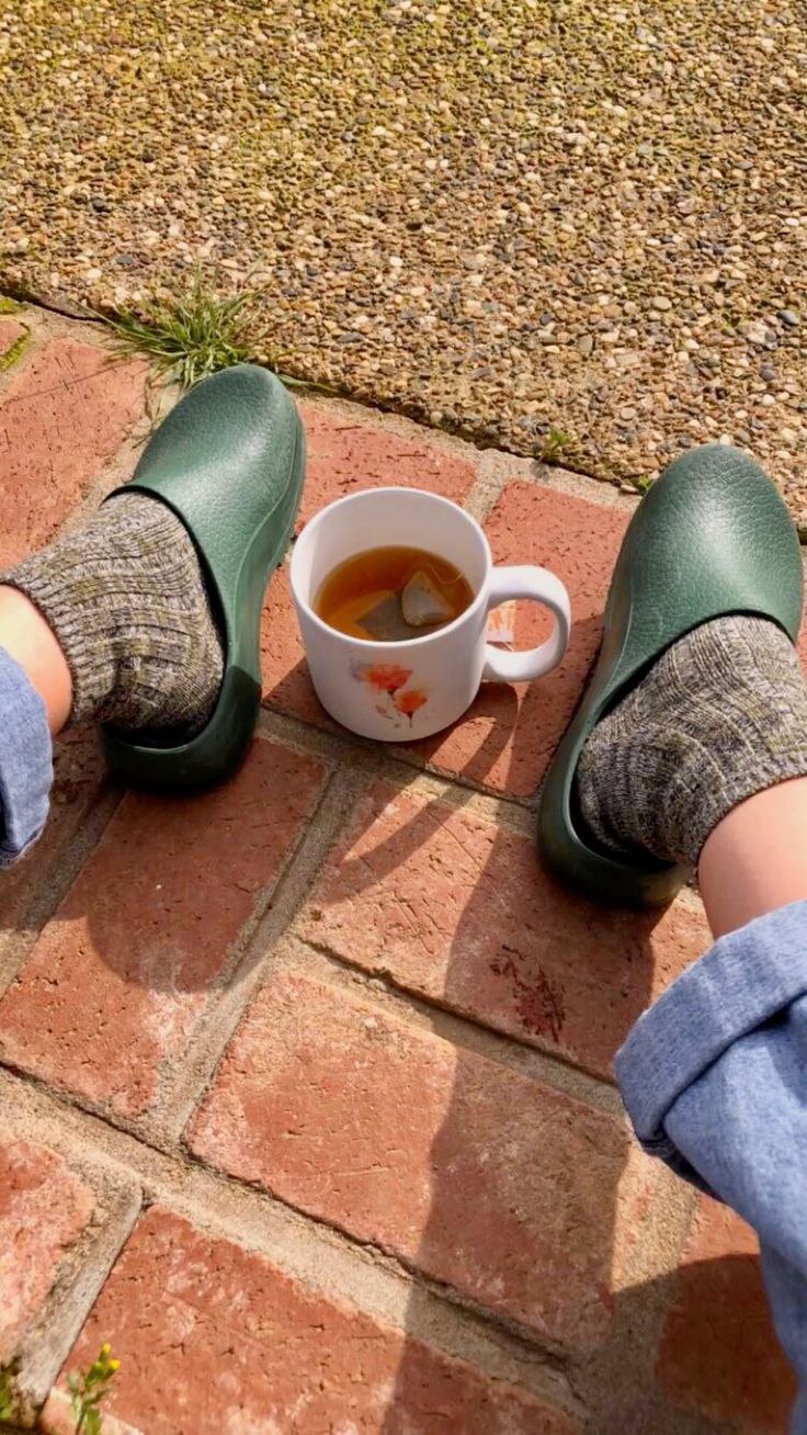 Garden Clogs: The Trend That Conquered the City? 10 Cozy mood garden clogs autumn look