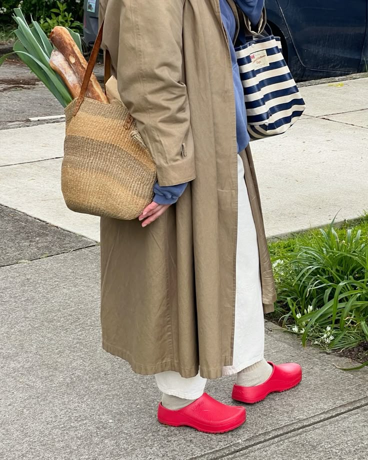 Garden Clogs: The Trend That Conquered the City? 14 Look with colorful garden clogs