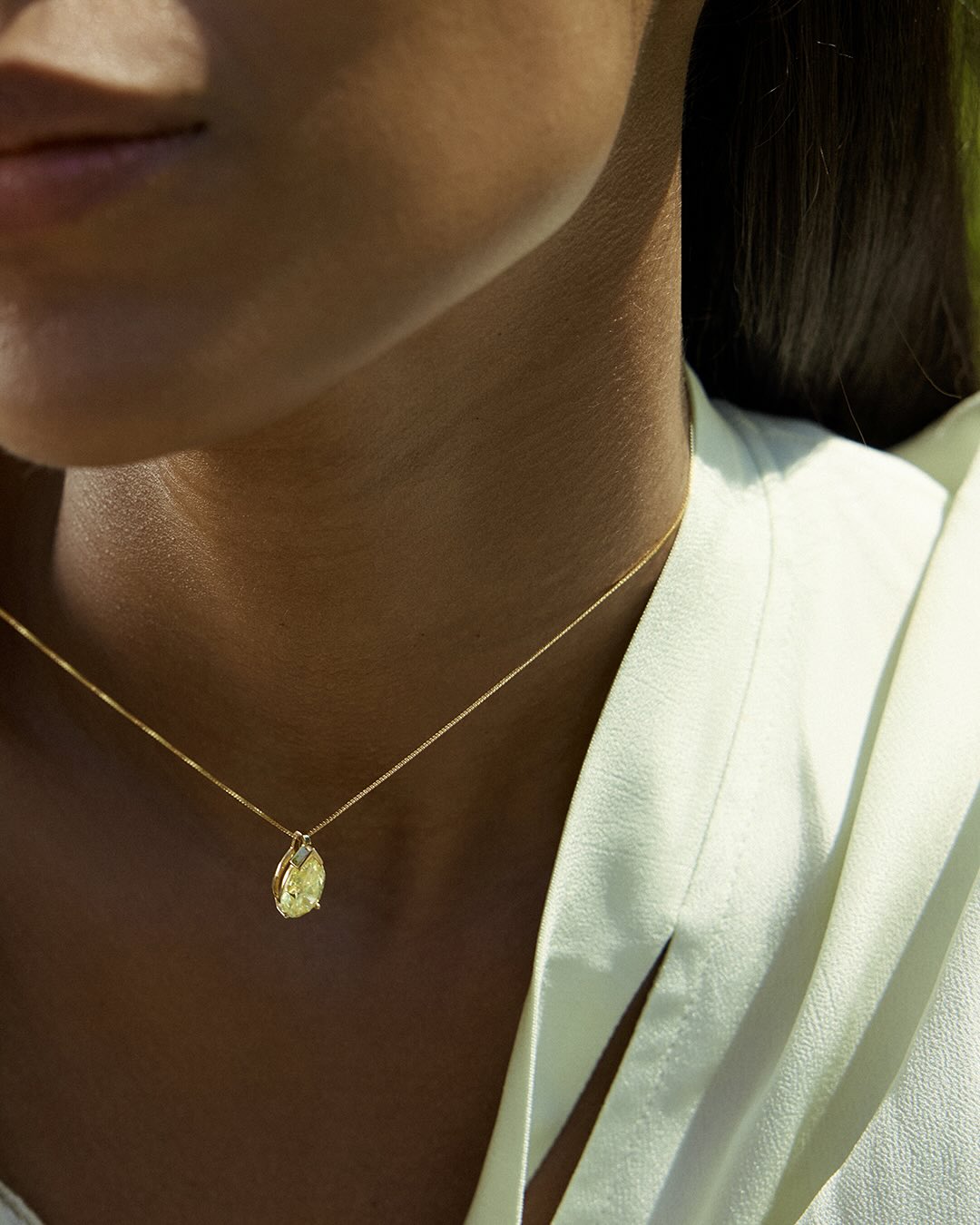 Modern minimalism conscious intentional beautiful The hidden power of minimalist jewelry Modalova