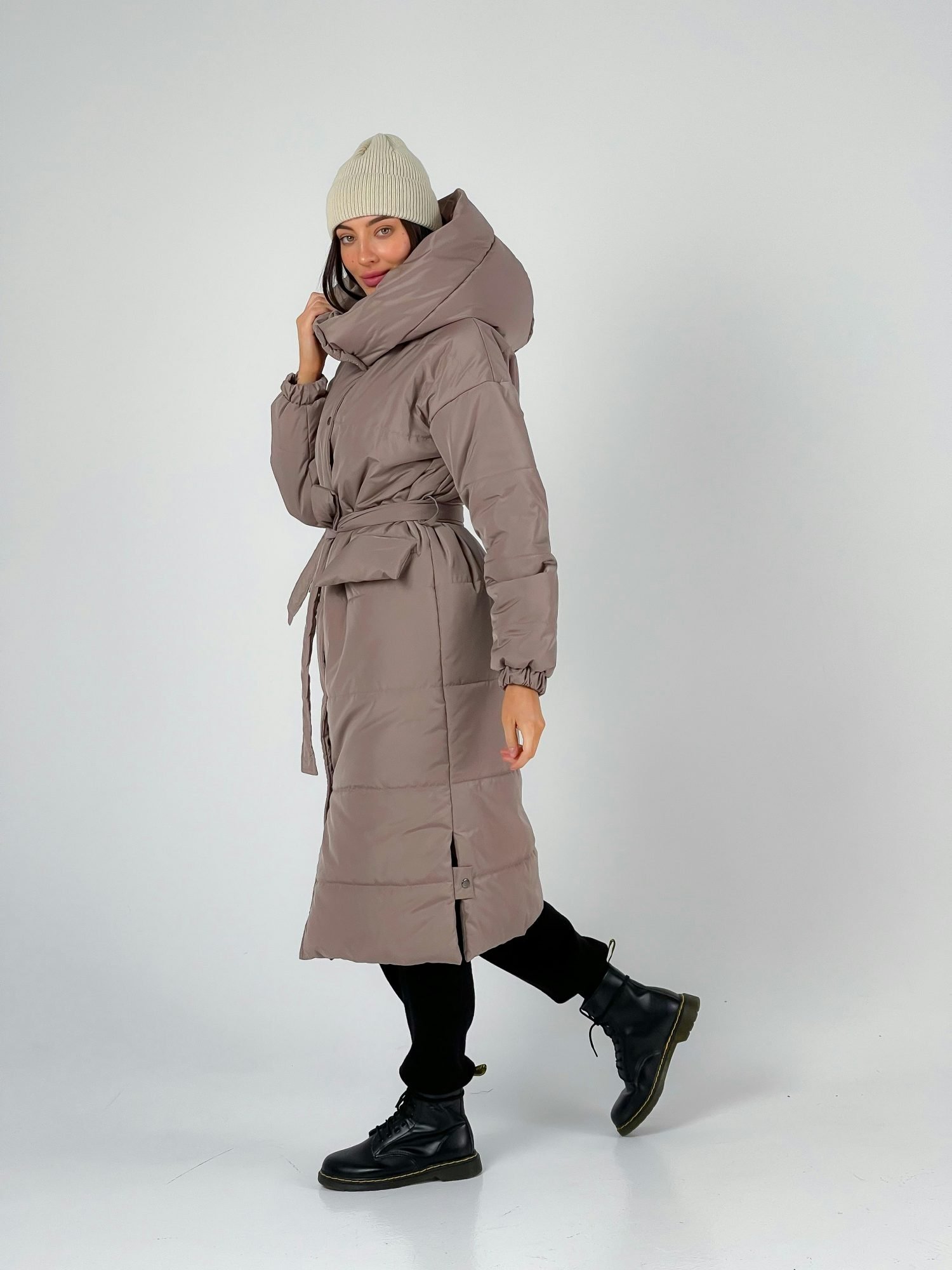 Des volumes oversize qui redessinent la silhouette 1 Hiver 20252026 la doudoune entre volumes assumes et lignes raffinees Modalova