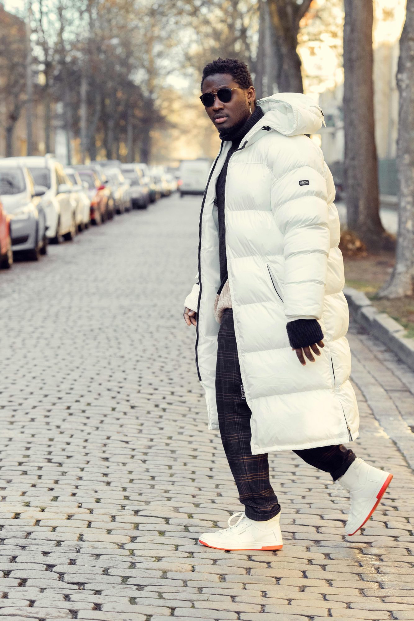 Des volumes oversize qui redessinent la silhouette Hiver 20252026 la doudoune entre volumes assumes et lignes raffinees Modalova