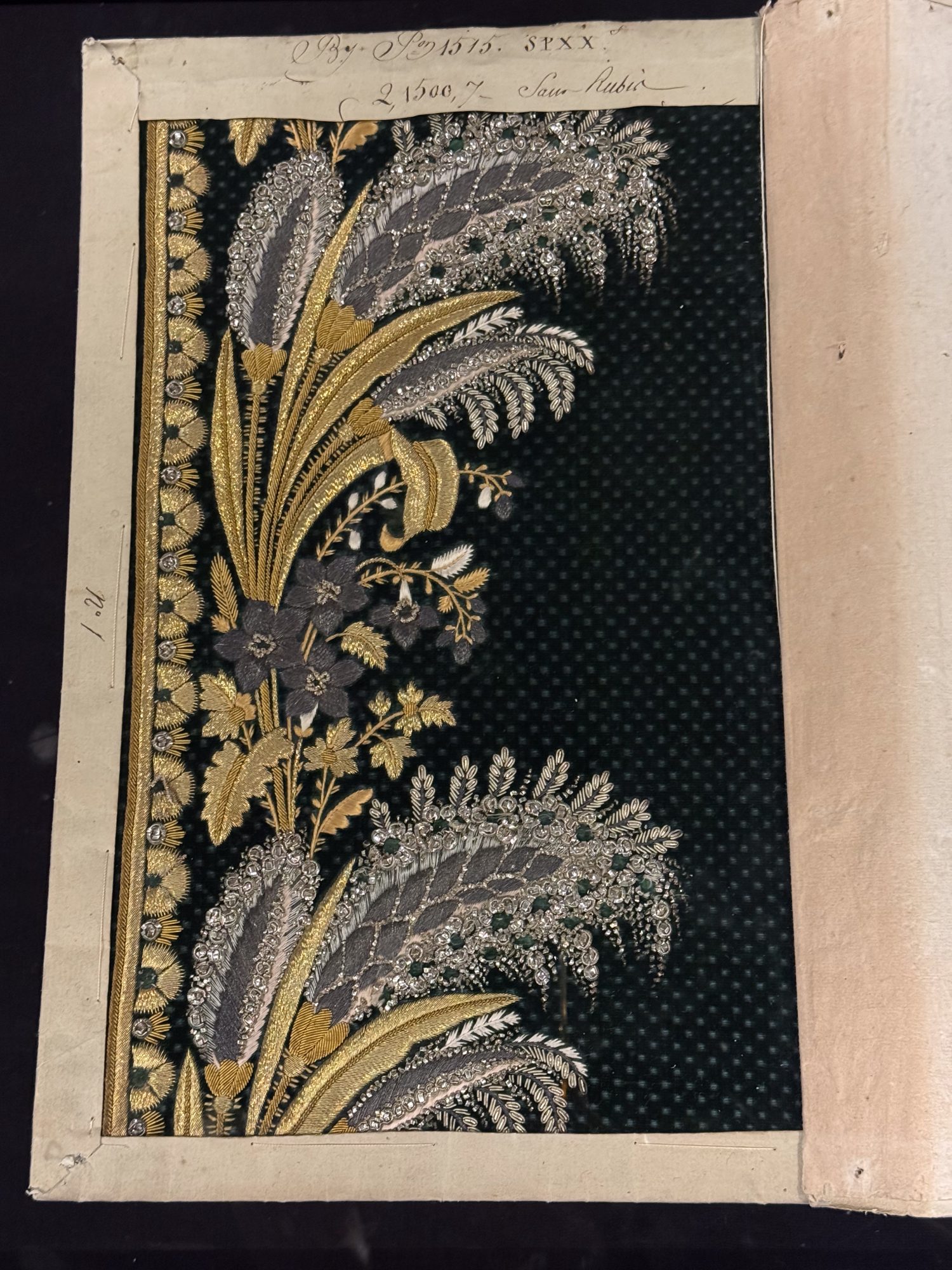 Fabric with embroidery exhibition Palais Galliera, photo Pauline PINOT