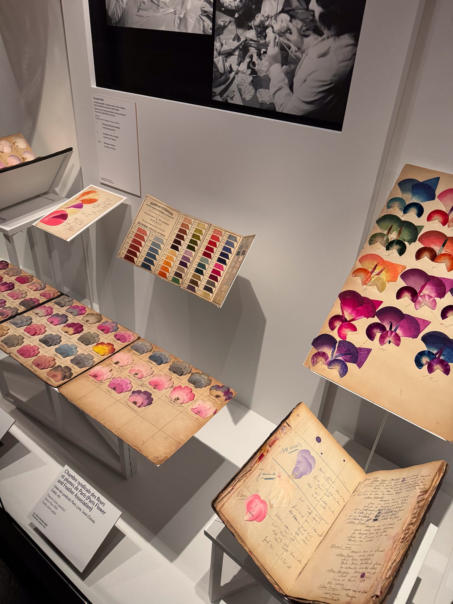 Examples of artificial flowers, expo Tisser, Broder, Sublimer, photo Pauline PINOT