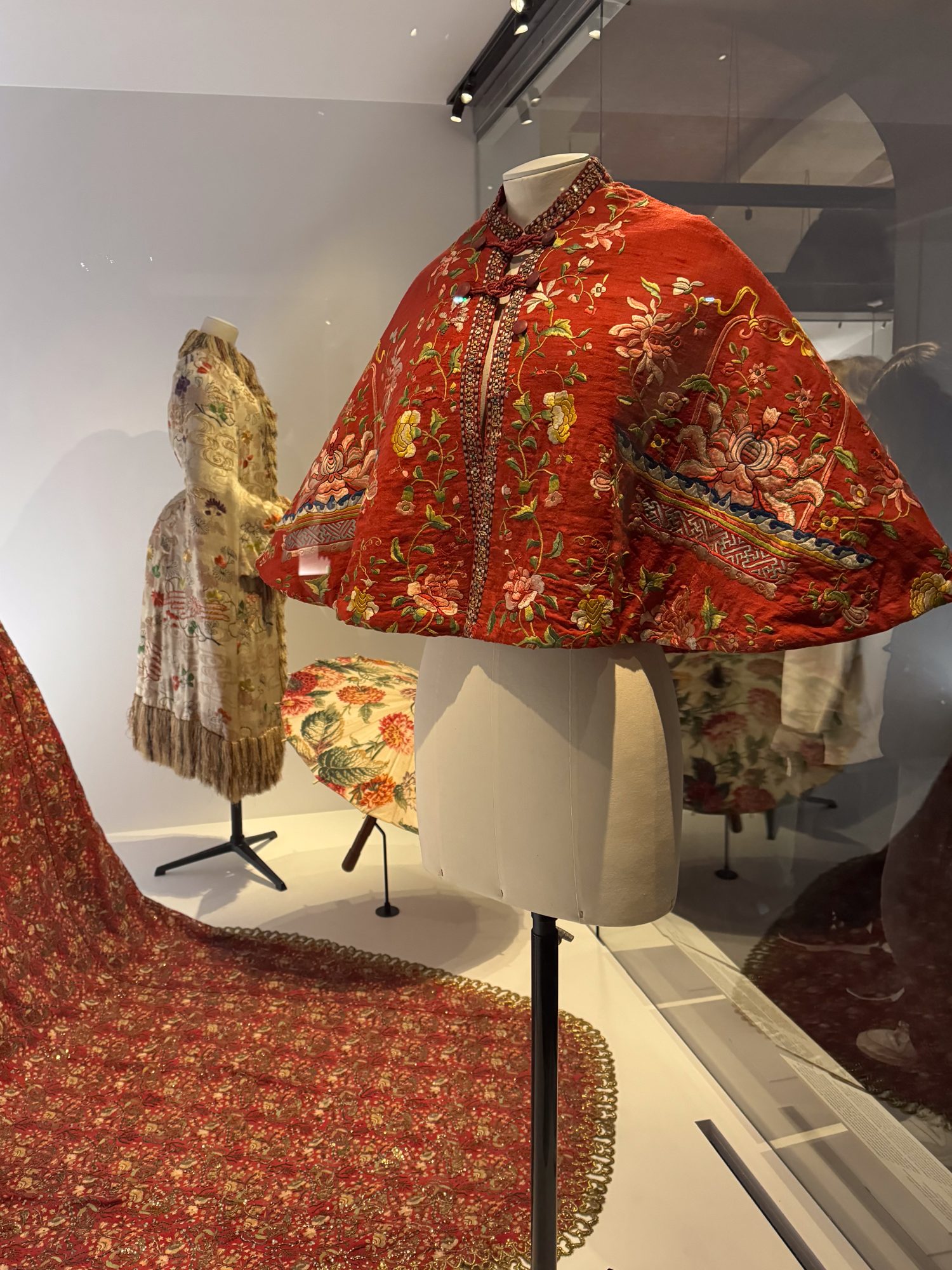 Cloak with flowers expo Palais Galliera photo Pauline PINOT