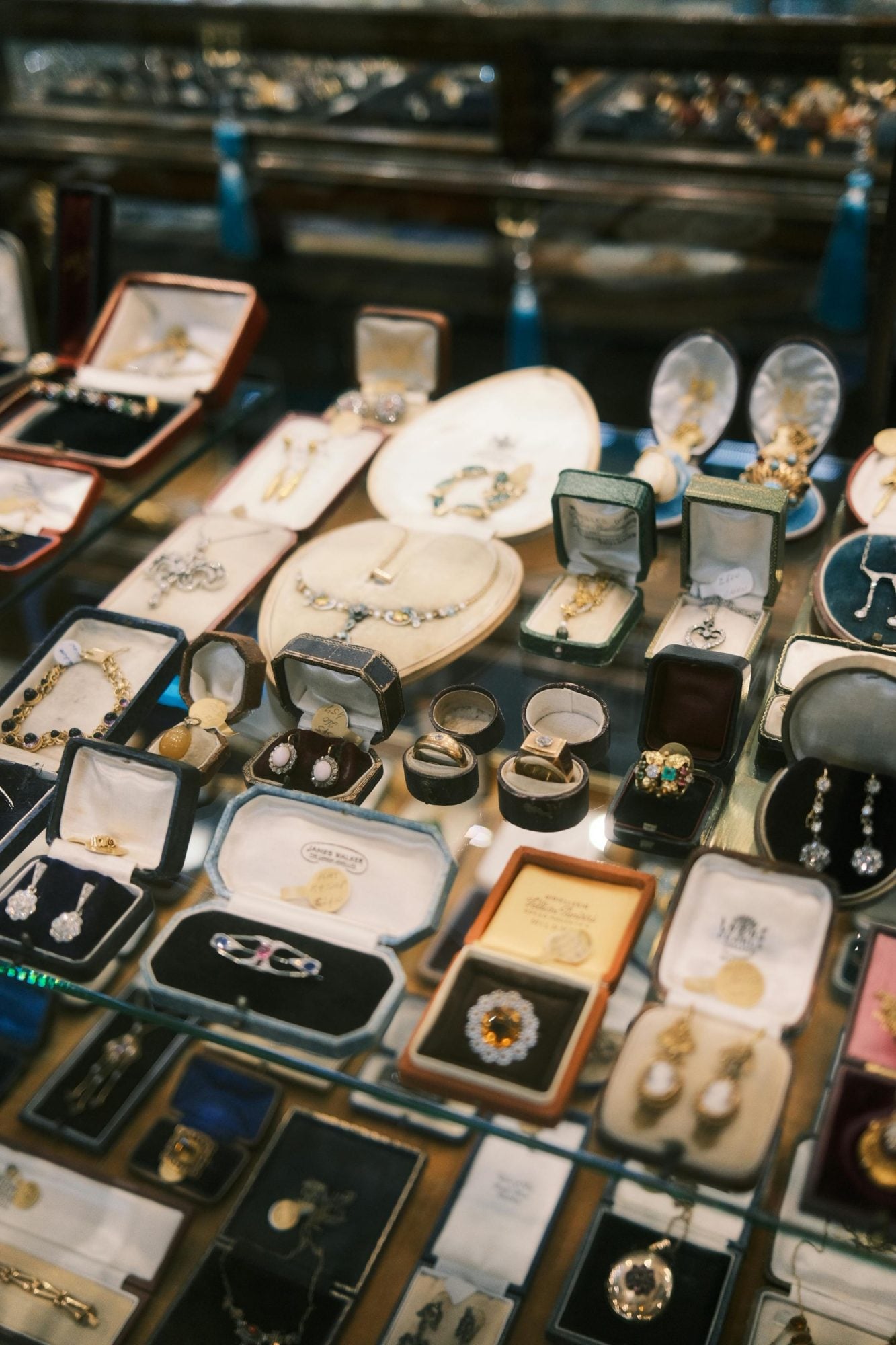 When luxury is thrifted: the new elegance 4 Building a smart luxury capsule 1 When luxury is thrifted the new elegance Modalova