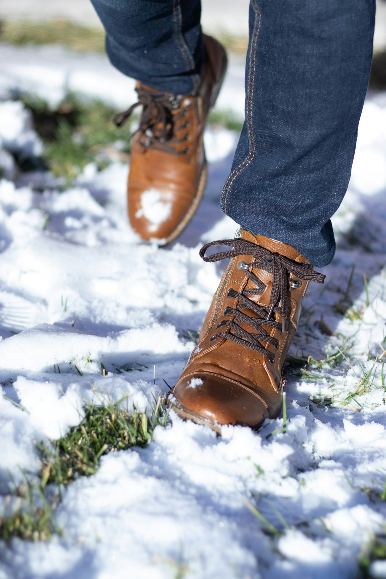 When winter sets the pace, style follows 3 Des chaussures pensees pour le froid et le mouvement 1 Quand lhiver impose le rythme le style suit Modalova