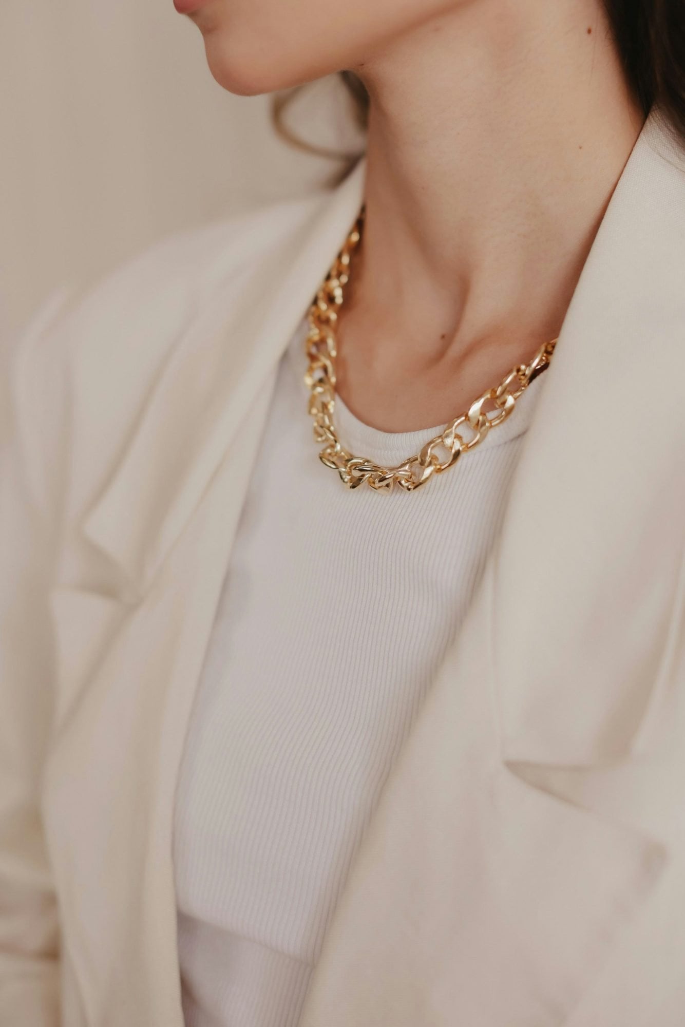 Effortless styling for everyday wear The gold necklace the quiet signature of modern style Modalova