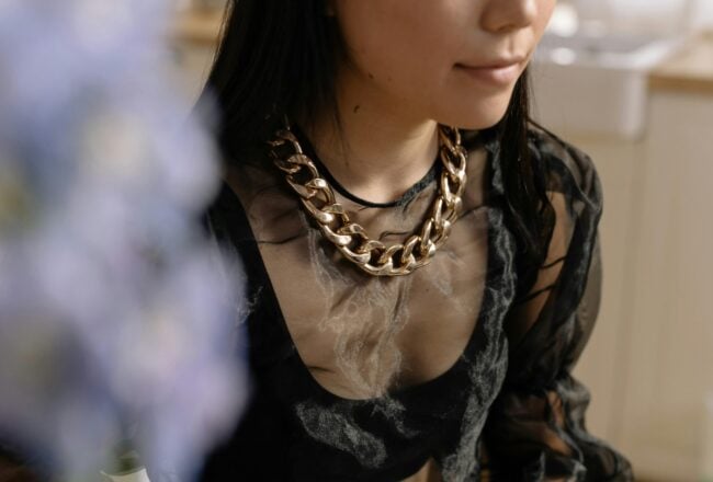 Gold between adornment and quiet power Modalova scaled