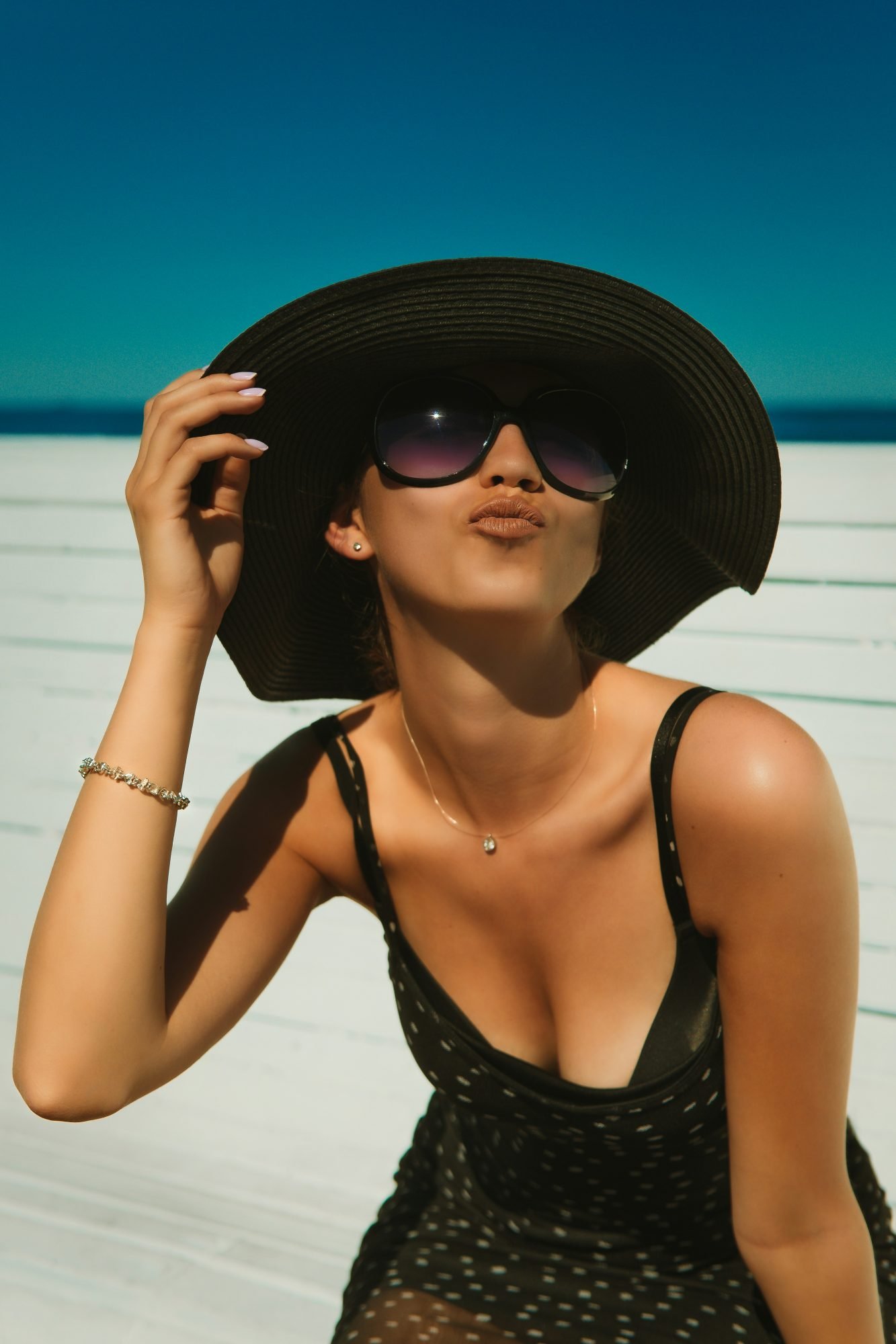 Healthy Skin: The Habits That Make a Difference 3 La protection solaire reflexe beaute essentiel Peau saine les habitudes qui font la difference Modalova