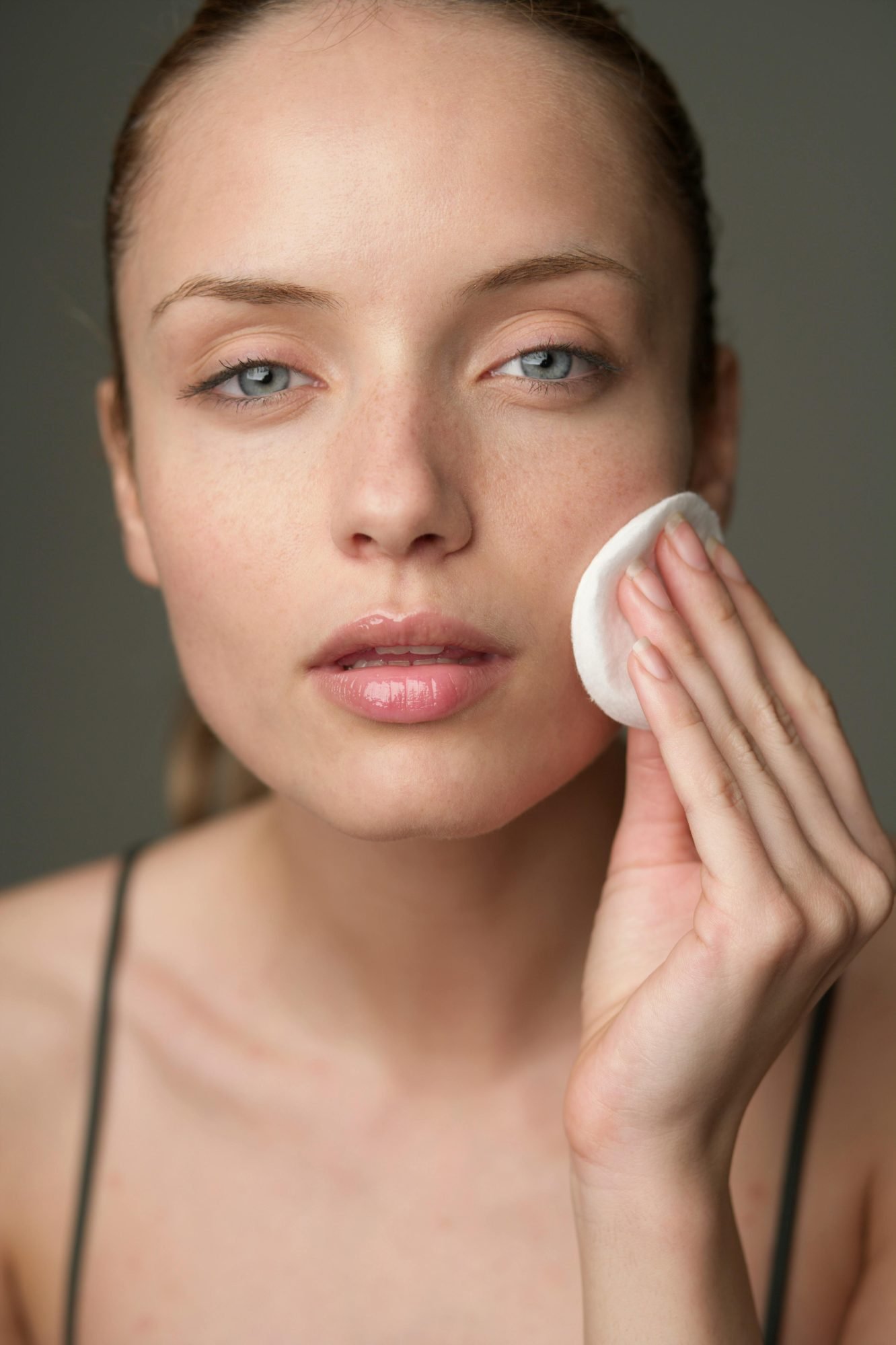 Healthy Skin: The Habits That Make a Difference 2 Le nettoyage fondement dune peau equilibree Peau saine les habitudes qui font la difference Modalova