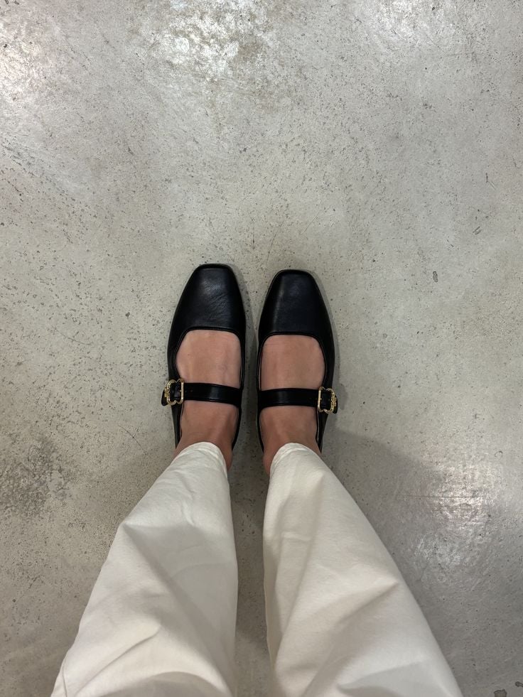 Here are the trendy flats of this spring! 9 Leather ballet flats with buckles