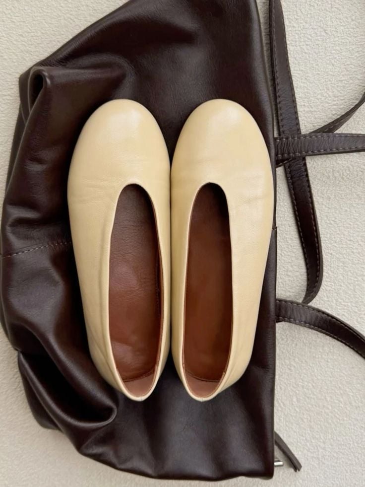 Here are the trendy flats of this spring! 16 Leather ballet flats