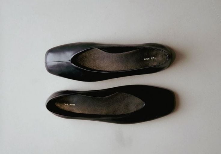 Here are the trendy flats of this spring! 14 The Row minimalist leather ballet flats