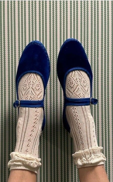 Here are the trendy flats of this spring! 11 Velour Mary Jane ballet flats