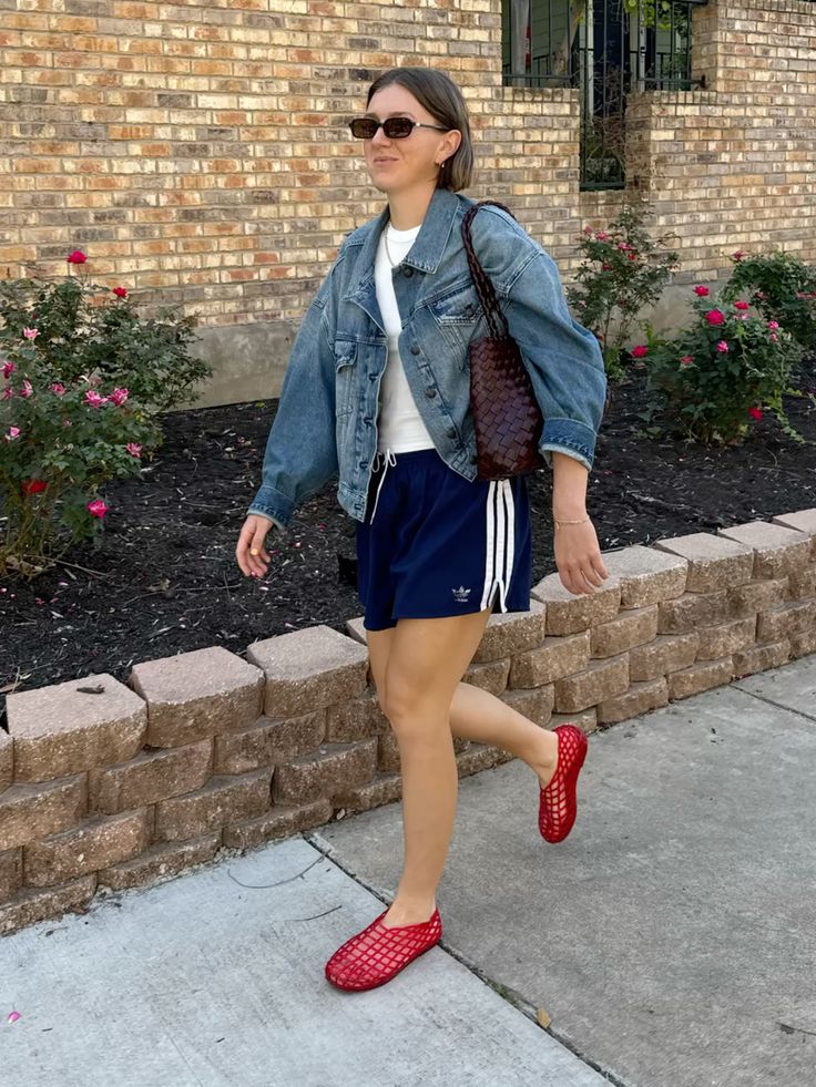 Jelly Shoes Making a Comeback in Spring Trends? 16 Streetwear outfit with jelly shoes