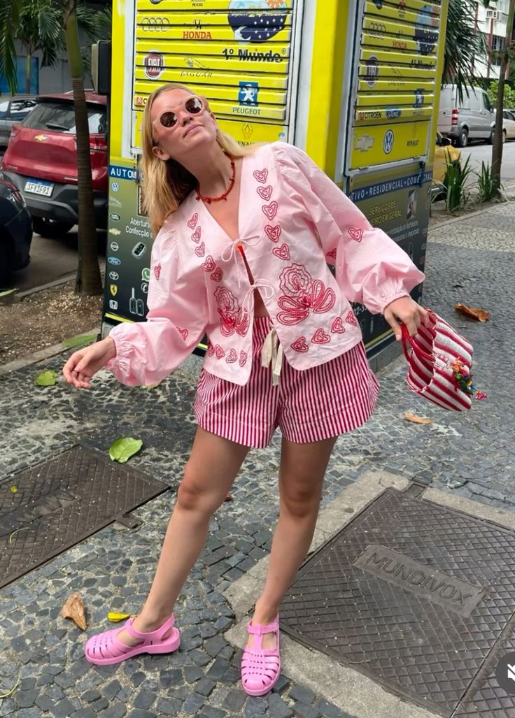 Jelly Shoes Making a Comeback in Spring Trends? 12 Colorful outfit with jelly shoes