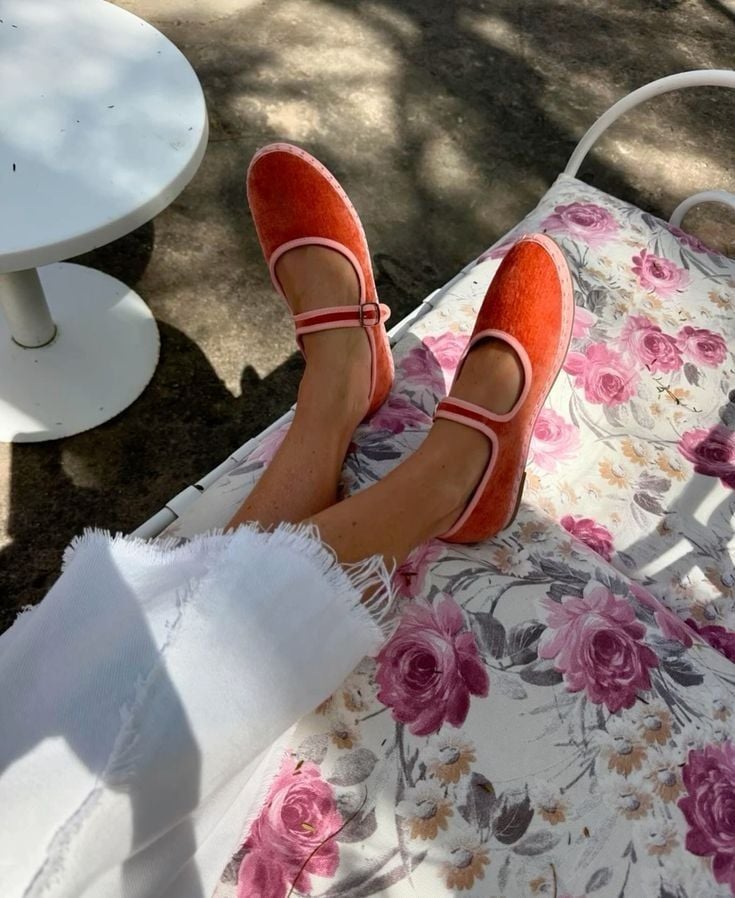 Here are the trendy flats of this spring! 10 Velvet ballet flats