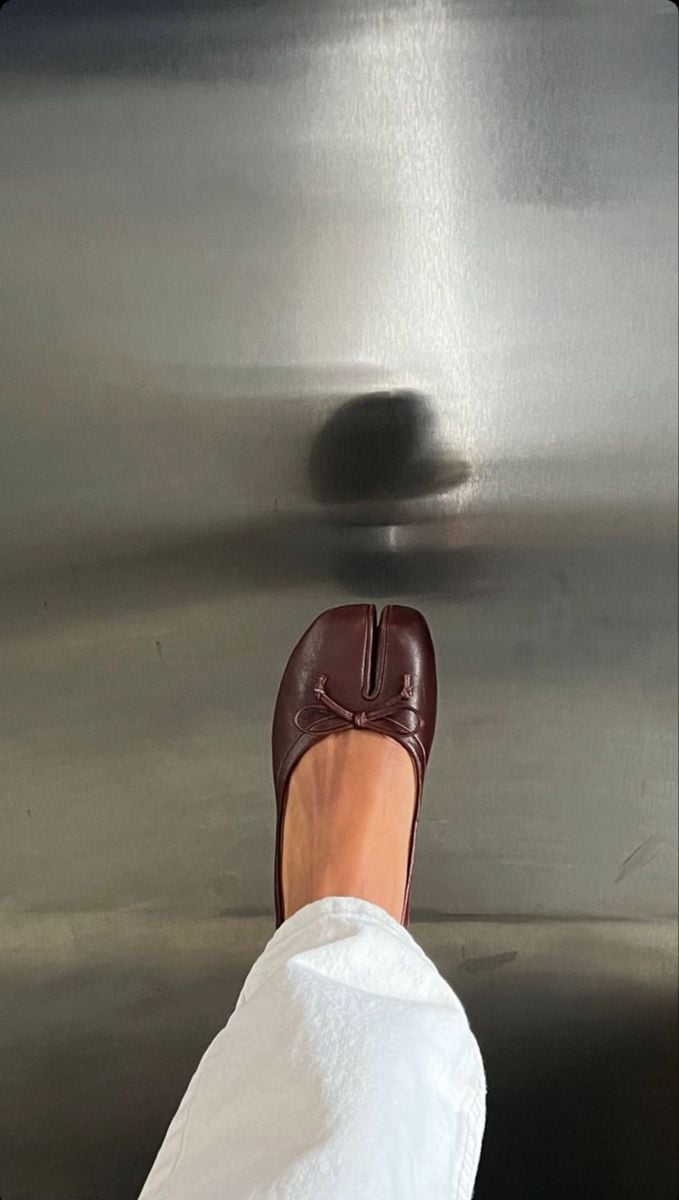 Here are the trendy flats of this spring! 24 Burgundy Tabi ballet flats