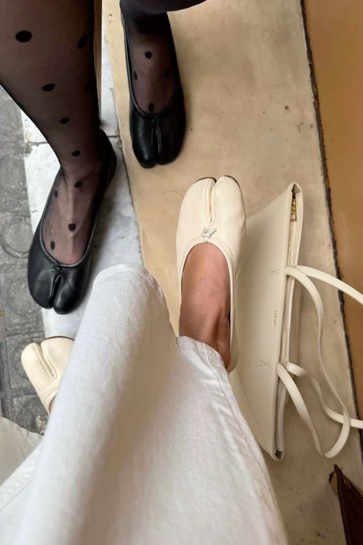 Here are the trendy flats of this spring! 25 Cream Tabi ballet flats