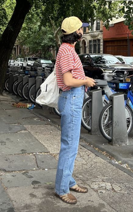 Jelly Shoes Making a Comeback in Spring Trends? 13 Casual outfit woman jeans and jelly shoes