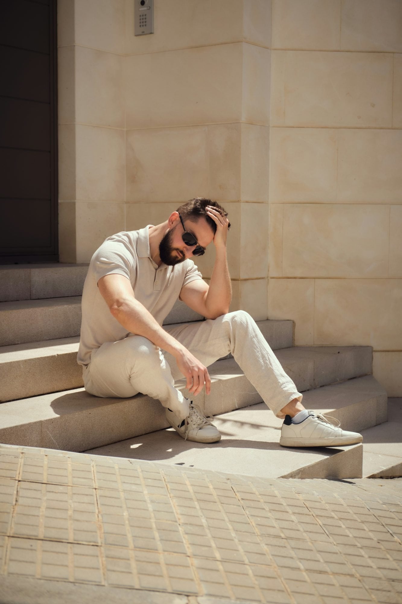 La sneaker blanche signature dune elegance masculine actuelle 1 A Roland Garros la sneaker signe lelegance masculine Modalova