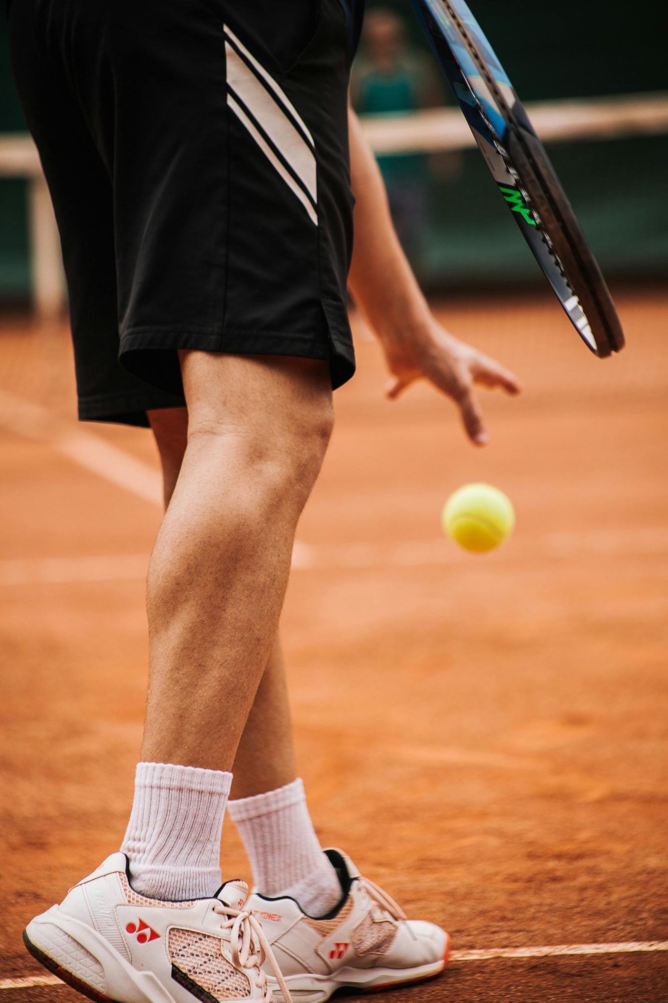Le tennis core nouvelle grammaire du chic parisien A Roland Garros la sneaker signe lelegance masculine Modalova