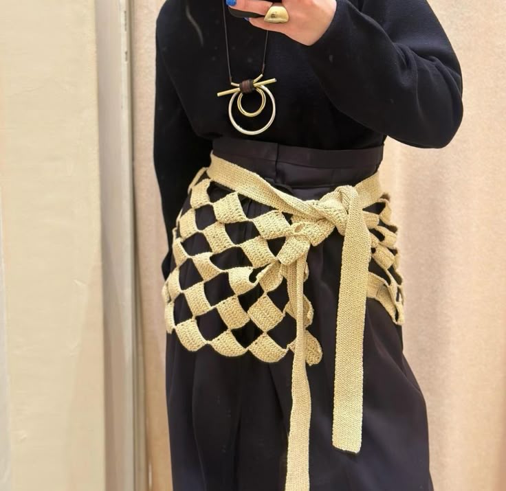 Scarf belt: how to wear a scarf at the waist? 14 Crochet piece scarf belting