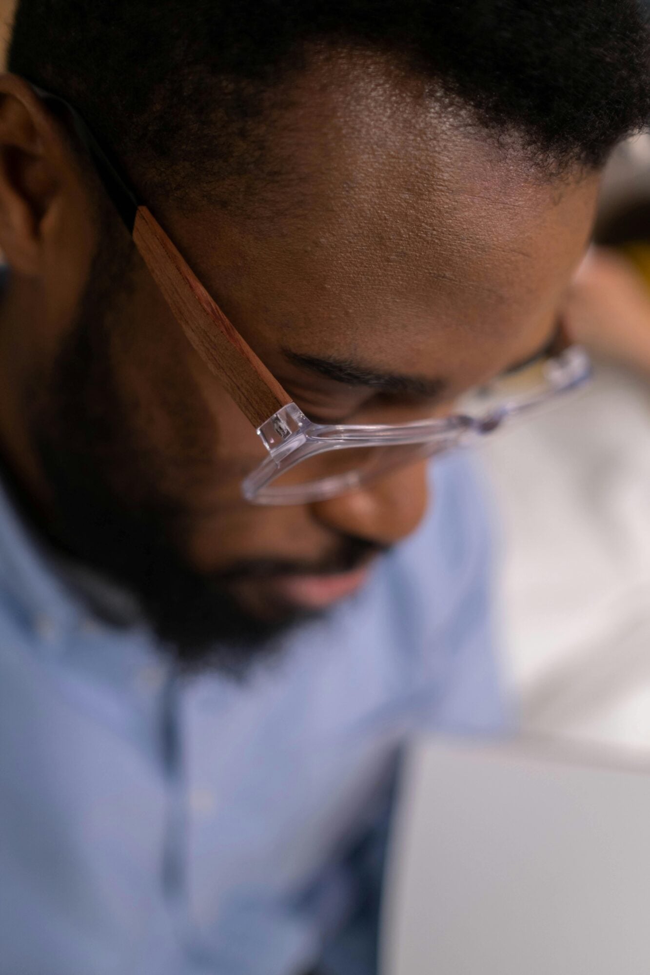 Eyewear trends 2026: the new luxury of lightness 6 Hybrid materials and tactile finishes Eyewear trends 2026 the new luxury of lightness Modalova