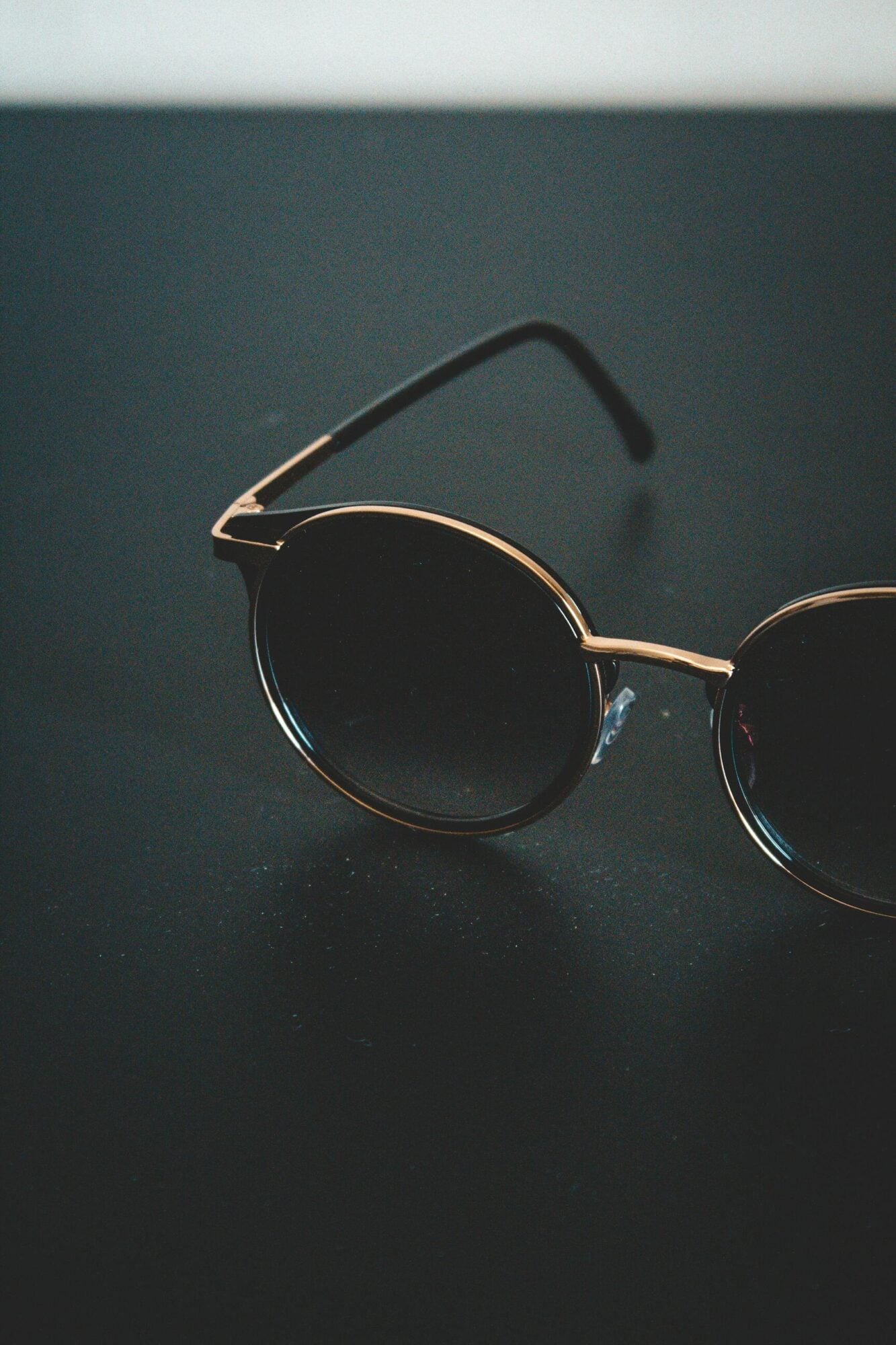 The sunglasses insiders wear 5 Materials lenses finishes luxury lives in the details The sunglasses insiders wear Modalova