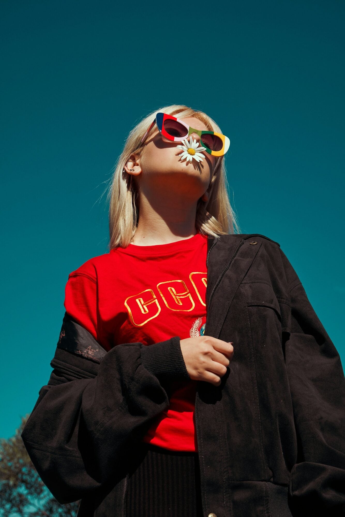 The sunglasses insiders wear 2 The detail that defines a silhouette The sunglasses insiders wear Modalova