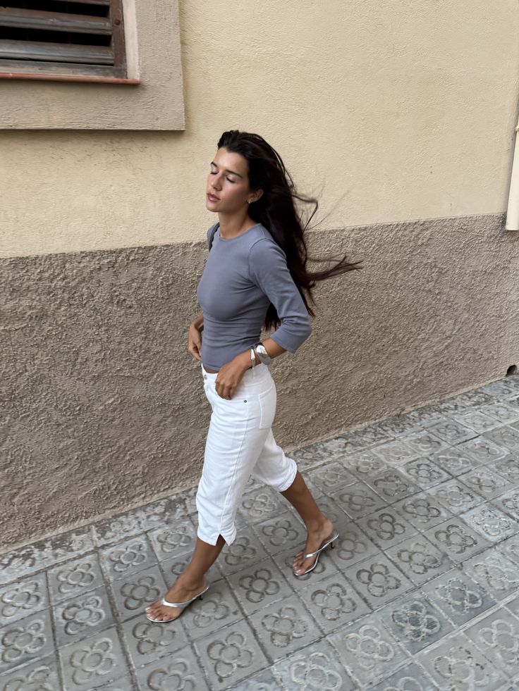 Outfit idea for women with capri pants
