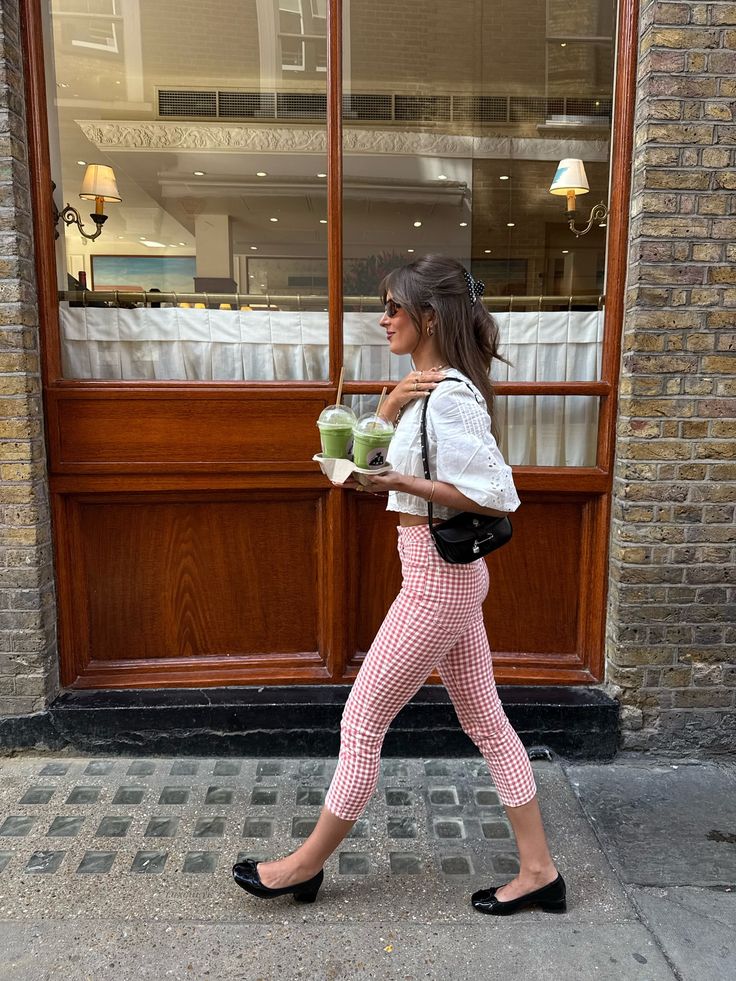 Look with women's gingham capri